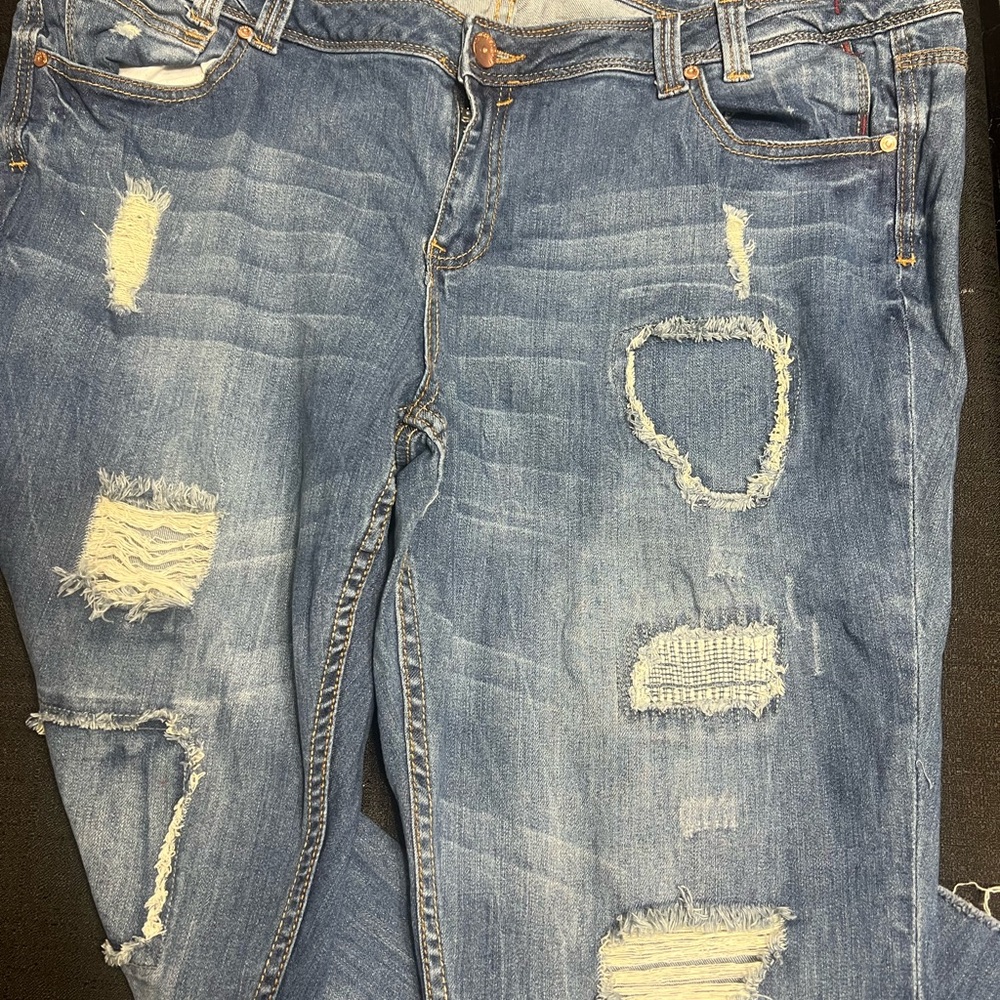 Almost Famous jeans womens size 22 distressed stretch capris